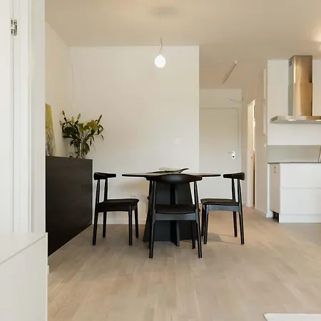 شقة Minimalist Haven With Balcony And Garage Parking Place *
