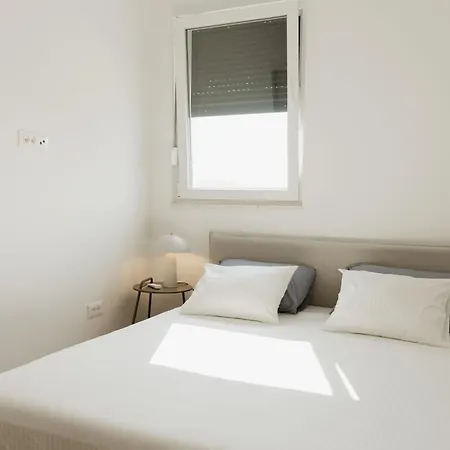 Minimalist Haven With Balcony And Garage Parking Place شقة *