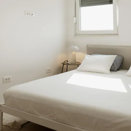 شقة Minimalist Haven With Balcony And Garage Parking Place *