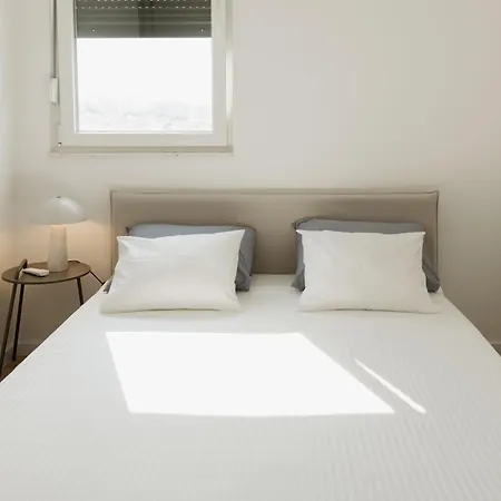 Minimalist Haven With Balcony And Garage Parking Place شقة