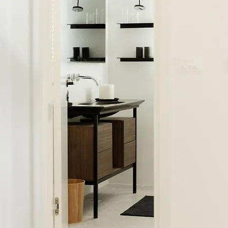 Minimalist Haven With Balcony And Garage Parking Place شقة