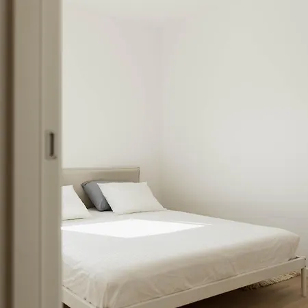 Minimalist Haven With Balcony And Garage Parking Place شقة *