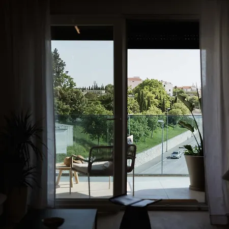 Minimalist Haven With Balcony And Garage Parking Place شقة *