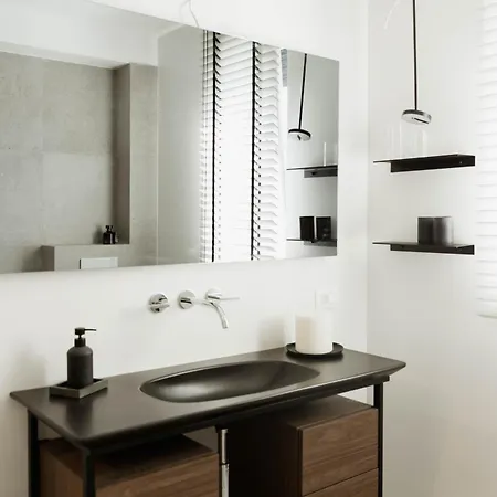 شقة Minimalist Haven With Balcony And Garage Parking Place سبليت