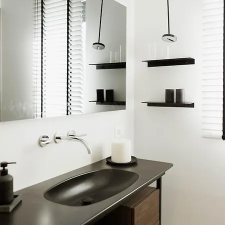 شقة Minimalist Haven With Balcony And Garage Parking Place