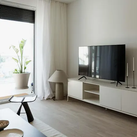 Minimalist Haven With Balcony And Garage Parking Place شقة