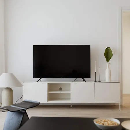 شقة Minimalist Haven With Balcony And Garage Parking Place