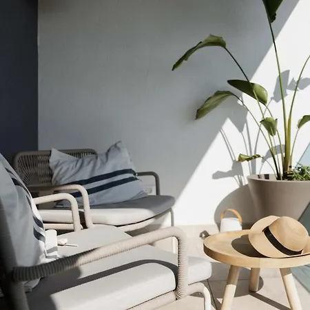 Apartamento Minimalist Haven With Balcony And Garage Parking Place