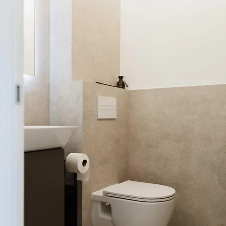 Minimalist Haven With Balcony And Garage Parking Place شقة سبليت